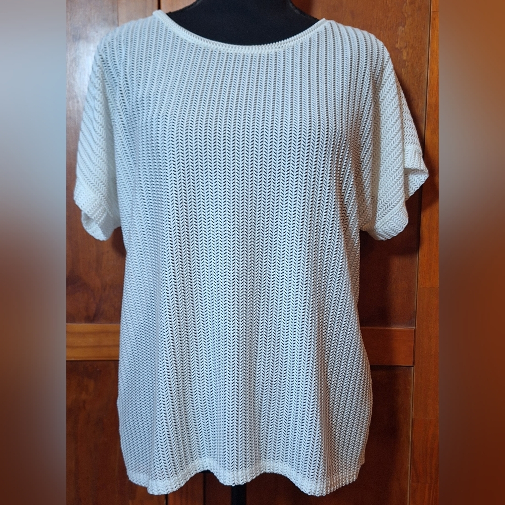 🐩FRONT of CLOSET herringbone mesh blouse overlaying a black tank top. Size M